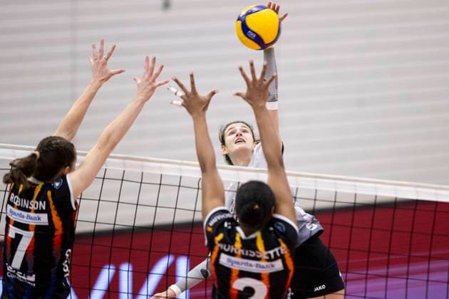 1. Volleyball Bundesliga Frauen: Schwarz-Weiss Erfurt vs. Allianz MTV Stuttgart; Erfurt; 30.11.2024 Ana Krulj ( 3; Schwarz-Weiss Erfurt) gegen Madelyn Robinson ( 7; Allianz MTV Stuttgart) (links) und Breland Morrissette ( 2; Allianz MTV Stuttgart) 1. Volleyball Bundesliga Frauen: Schwarz-Weiss Erfurt vs. Allianz MTV Stuttgart; Riethsporthalle Erfurt; 30.11.2024 Copyright: xBEAUTIFULxSPORTS Duehringx