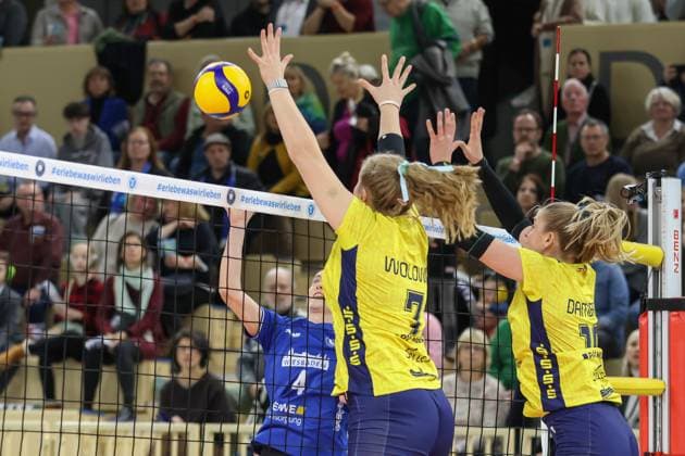 30.11.2024, xusrbx, Volleyball 1.Bundesliga Damen, VC Wiesbaden - SSC Palmberg Schwerin emspor, v.l. Tanja Grosser (VC Wiesbaden, 4), Meg Wolowicz (SSC Palmberg Schwerin, 7), (DFL DFB REGULATIONS PROHIBIT ANY USE OF PHOTOGRAPHS as IMAGE SEQUENCES and or QUASI-VIDEO) Wiesbaden