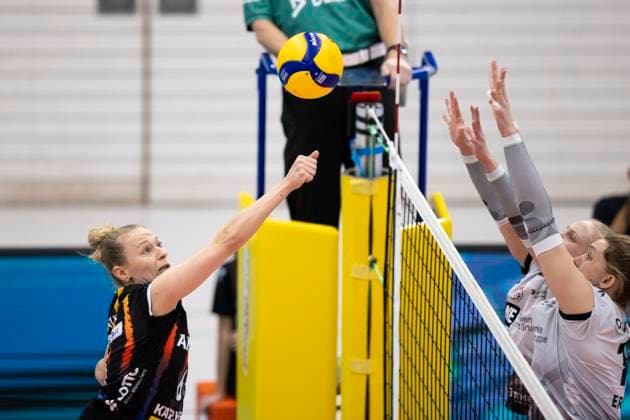 1. Volleyball Bundesliga Frauen: Schwarz-Weiss Erfurt vs. Allianz MTV Stuttgart; Erfurt; 30.11.2024 Antonia Stautz ( 6; Allianz MTV Stuttgart) gegen Kaylee Oscarson ( 18; Schwarz-Weiss Erfurt) (vorne) und Antonia Greskamp ( 9; Schwarz-Weiss Erfurt) (dahinter) 1. Volleyball Bundesliga Frauen: Schwarz-Weiss Erfurt vs. Allianz MTV Stuttgart; Riethsporthalle Erfurt; 30.11.2024 Copyright: xBEAUTIFULxSPORTS Duehringx