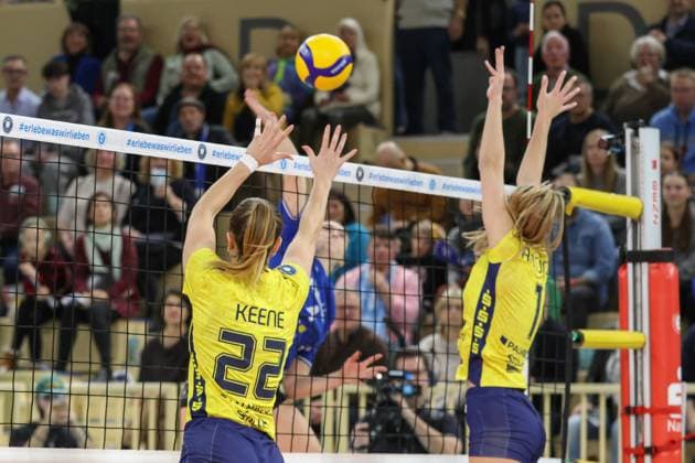 30.11.2024, xusrbx, Volleyball 1.Bundesliga Damen, VC Wiesbaden - SSC Palmberg Schwerin emspor, v.l. Jaeliyn Keene (SSC Palmberg Schwerin, 22), Tanja Grosser (VC Wiesbaden, 4), +s14+ (DFL DFB REGULATIONS PROHIBIT ANY USE OF PHOTOGRAPHS as IMAGE SEQUENCES and or QUASI-VIDEO) Wiesbaden
