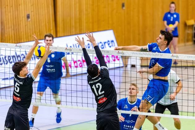 30.11.2024, GER, Volleyball, 2.BL Maenner Sued, Saison 2024 2025, Blue Volleys Gotha - TV 1861 Rottenburg Maximum Crowder (Blue Volleys Gotha) David Dornauf (TV 1861 Rottenburg) Yannick Menke (TV 1861 Rottenburg) 99867 Gotha Sporthalle Sportanlage Ernesti Thüringen Deutschland