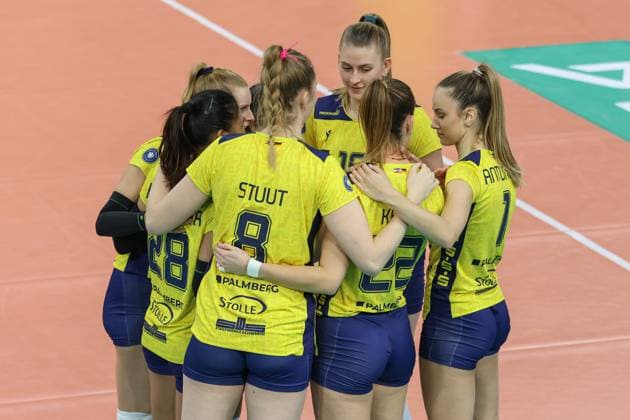30.11.2024, xusrbx, Volleyball 1.Bundesliga Damen, VC Wiesbaden - SSC Palmberg Schwerin emspor, v.l. die Spielerinnen von SSC Palmperg Schwerin, Jubel, (DFL DFB REGULATIONS PROHIBIT ANY USE OF PHOTOGRAPHS as IMAGE SEQUENCES and or QUASI-VIDEO) Wiesbaden