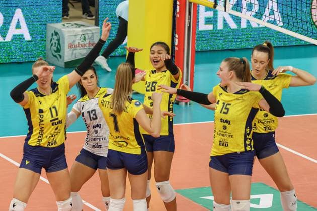 30.11.2024, xusrbx, Volleyball 1.Bundesliga Damen, VC Wiesbaden - SSC Palmberg Schwerin emspor, v.l. die Spielerinnen von SSC Palmperg Schwerin, Jubel, (DFL DFB REGULATIONS PROHIBIT ANY USE OF PHOTOGRAPHS as IMAGE SEQUENCES and or QUASI-VIDEO) Wiesbaden