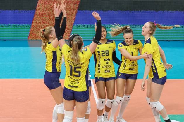 30.11.2024, xusrbx, Volleyball 1.Bundesliga Damen, VC Wiesbaden - SSC Palmberg Schwerin emspor, v.l. die Spielerinnen von SSC Palmperg Schwerin, Jubel, (DFL DFB REGULATIONS PROHIBIT ANY USE OF PHOTOGRAPHS as IMAGE SEQUENCES and or QUASI-VIDEO) Wiesbaden