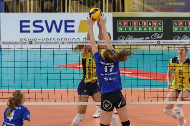 30.11.2024, xusrbx, Volleyball 1.Bundesliga Damen, VC Wiesbaden - SSC Palmberg Schwerin emspor, v.l. Karla Antunovic (SSC Palmberg Schwerin, 1), Rachel Gomez (VC Wiesbaden, 17), (DFL DFB REGULATIONS PROHIBIT ANY USE OF PHOTOGRAPHS as IMAGE SEQUENCES and or QUASI-VIDEO) Wiesbaden