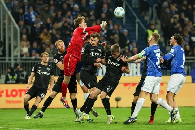 2024.11.30 xJFAx 2.Bundesliga SV Darmstadt 98 - Preußen Münster v.l., Torwart Johannes Schenk (Preußen Münster) klärt (DFL DFB REGULATIONS PROHIBIT ANY USE OF PHOTOGRAPHS as IMAGE SEQUENCES and or QUASI-VIDEO)