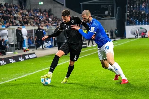 Yassine Bouchama (Preußen Muenster, 05) im Zweikampf mit Aleksandar Vukotic (SV Darmstadt 98, 20), GER, SV Darmstadt 98 vs. Preußen Muenster, Fussball, 2. Bundesliga, 14. Spieltag, Saison 2024 2025, 30.11.2024. DFL REGULATIONS PROHIBIT ANY USE OF PHOTOGRAPHS as IMAGE SEQUENCES and or QUASI-VIDEO. GER, SV Darmstadt 98 vs. Preußen Muenster, Fussball, 2. Bundesliga, 14. Spieltag, Saison 2024 2025, 30.11.2024. Darmstadt