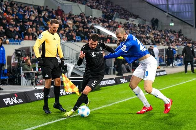 Yassine Bouchama (Preußen Muenster, 05) im Zweikampf mit Aleksandar Vukotic (SV Darmstadt 98, 20), GER, SV Darmstadt 98 vs. Preußen Muenster, Fussball, 2. Bundesliga, 14. Spieltag, Saison 2024 2025, 30.11.2024. DFL REGULATIONS PROHIBIT ANY USE OF PHOTOGRAPHS as IMAGE SEQUENCES and or QUASI-VIDEO. GER, SV Darmstadt 98 vs. Preußen Muenster, Fussball, 2. Bundesliga, 14. Spieltag, Saison 2024 2025, 30.11.2024. Darmstadt