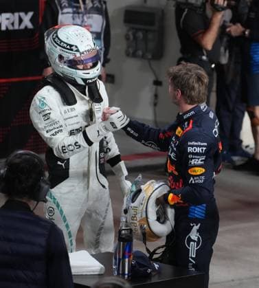 30.11.2024, Losail International Circuit, Doha, Formula 1 Qatar Airways Qatar Grand Prix 2024 ,im Bild George Russell (GBR), Mercedes-AMG Petronas Formula One Team gratuliert Max Verstappen (NLD), Oracle Red Bull Racing zur Poleposition. (Photo by Hasan Bratic DeFodi Images) Defodi-506_20241130_hbr_4098