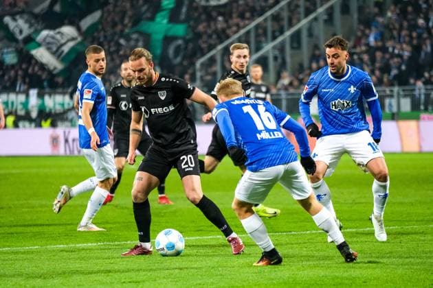 Jorrit Hendrix (Preußen Muenster, 20) am Ball, daneben Andreas Mueller (SV Darmstadt 98, 16) Philipp Förster (SV Darmstadt 98, 18), GER, SV Darmstadt 98 vs. Preußen Muenster, Fussball, 2. Bundesliga, 14. Spieltag, Saison 2024 2025, 30.11.2024. DFL REGULATIONS PROHIBIT ANY USE OF PHOTOGRAPHS as IMAGE SEQUENCES and or QUASI-VIDEO. GER, SV Darmstadt 98 vs. Preußen Muenster, Fussball, 2. Bundesliga, 14. Spieltag, Saison 2024 2025, 30.11.2024. Darmstadt