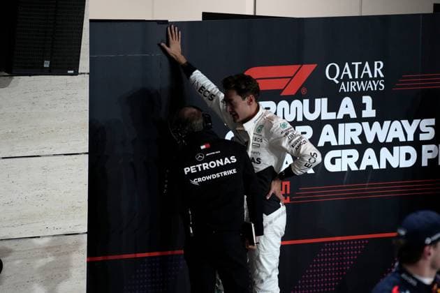 Formula 1 Qatar Airways Qatar Grand Prix 2024 30.11.2024, Losail International Circuit, Doha, Formula 1 Qatar Airways Qatar Grand Prix 2024 ,im Bild George Russell (GBR), Mercedes-AMG Petronas Formula One Team unterhält sich mit seinem Ingenieur.