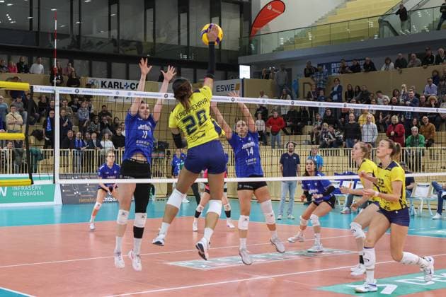 30.11.2024, xusrbx, Volleyball 1.Bundesliga Damen, VC Wiesbaden - SSC Palmberg Schwerin emspor, v.l. Celine Jebens (VC Wiesbaden, 11), Pimpichaya Beem Kokeam (SSC Palmberg Schwerin, 28), (DFL DFB REGULATIONS PROHIBIT ANY USE OF PHOTOGRAPHS as IMAGE SEQUENCES and or QUASI-VIDEO) Wiesbaden