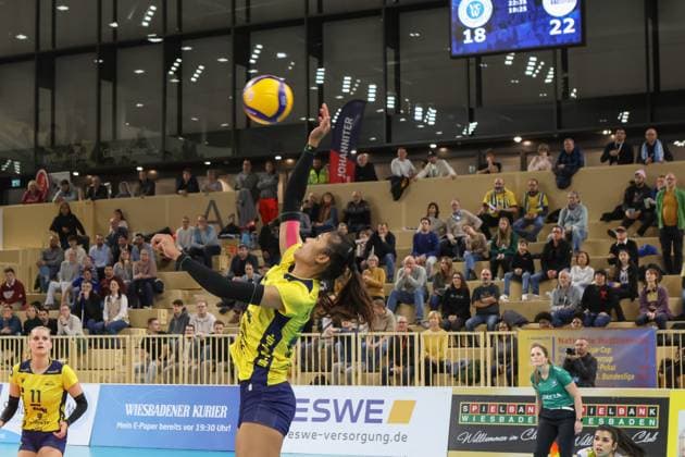 30.11.2024, xusrbx, Volleyball 1.Bundesliga Damen, VC Wiesbaden - SSC Palmberg Schwerin emspor, v.l. Finnja Frommann (SSC Palmberg Schwerin, 20), Spielstand18 zu 22 fuer Schwerin (DFL DFB REGULATIONS PROHIBIT ANY USE OF PHOTOGRAPHS as IMAGE SEQUENCES and or QUASI-VIDEO) Wiesbaden
