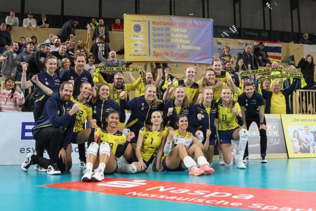 30.11.2024, xusrbx, Volleyball 1.Bundesliga Damen, VC Wiesbaden - SSC Palmberg Schwerin emspor, die Mannschaft von SSC Palmperg Schwerin, Mannschaftsphoto (DFL DFB REGULATIONS PROHIBIT ANY USE OF PHOTOGRAPHS as IMAGE SEQUENCES and or QUASI-VIDEO) Wiesbaden