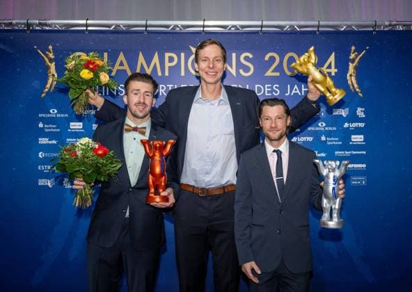 Bilder des Jahres 2024, Sport 11 November Sport Themen der Woche KW48 Sport Bilder des Tages allgemein, Champions 2024, Berlins Sportler des Jahres 2024, Gala im Hotel Estrel Berlin, die Einzelwertung der Männer gewann Nils Ehlers (M., Olympia-Silber, Beachvolleyball) vor Martin Zwicker (r., Olympia-Silber, Hockey) und Para-Sportler Malte Braunschweig (l.), 30.11. 2024, *** Sport in general, Champions 2024, Berlins Sportsperson of the Year 2024, Gala at the Hotel Estrel Berlin, the mens individual competition was won by Nils Ehlers M , Olympic silver medal, beach volleyball ahead of Martin Zwicker r , Olympic silver medal, field hockey and Para athlete Malte Braunschweig l , 30 11 2024, Copyright: xMatthiasxKochx