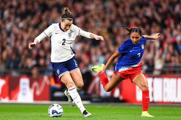 Sport Themen der Woche KW48 Sport Bilder des Tages England v USA 30 November 2024, London - Women s International Friendly, Länderspiel, Nationalmannschaft - England v USA - Lucy Bronze of England and Alyssa Thompson of USA - Photo: Jacques Feeney Offside. London UK *** England gegen USA 30. November 2024, London Internationales Freundschaftsspiel der Frauen England gegen USA Lucy Bronze aus England und Alyssa Thompson aus den USA Foto Jacques Feeney Abseits London UK  Copyright: xJacquesxFeeneyx xOffsidexOffside