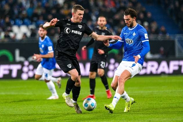 Jano ter Horst (Preußen Muenster, 27) im Zweikampf mit Fraser Hornby (SV Darmstadt 98, 09), GER, SV Darmstadt 98 vs. Preußen Muenster, Fussball, 2. Bundesliga, 14. Spieltag, Saison 2024 2025, 30.11.2024. DFL REGULATIONS PROHIBIT ANY USE OF PHOTOGRAPHS as IMAGE SEQUENCES and or QUASI-VIDEO. GER, SV Darmstadt 98 vs. Preußen Muenster, Fussball, 2. Bundesliga, 14. Spieltag, Saison 2024 2025, 30.11.2024. Darmstadt