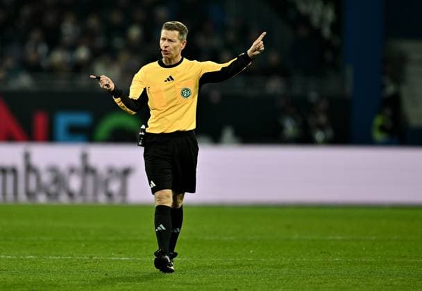30.11.2024, xfux, Fussball 2.Bundesliga, SV Darmstadt 98 - Preussen Münster, emspor, v.l. Referee Schiedsrichter Tobias Welz gibt Anweisungen, gestikuliert, mit den Armen gestikulieren gives instructions, gesticulate, gesticolando. (DFL DFB REGULATIONS PROHIBIT ANY USE OF PHOTOGRAPHS as IMAGE SEQUENCES and or QUASI-VIDEO. Eine Lizenzierung des Lichtbildwerkes an und oder durch den SV Darmstadt 1898 e.V. sowie Tochterunternehmen ist nicht gestattet. No release of or sale to SV Darmstadt 1898 e.V.)) Darmstadt