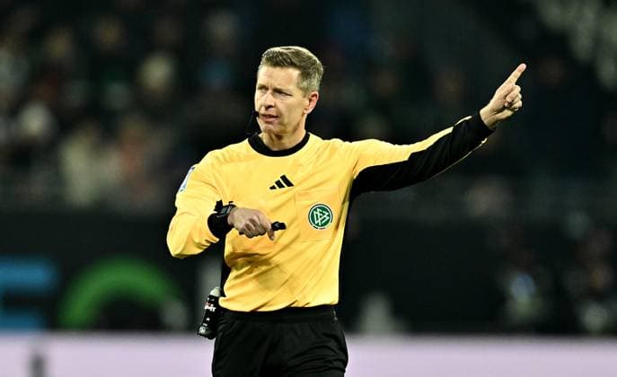 30.11.2024, xfux, Fussball 2.Bundesliga, SV Darmstadt 98 - Preussen Münster, emspor, v.l. Referee Schiedsrichter Tobias Welz gibt Anweisungen, gestikuliert, mit den Armen gestikulieren gives instructions, gesticulate, gesticolando. (DFL DFB REGULATIONS PROHIBIT ANY USE OF PHOTOGRAPHS as IMAGE SEQUENCES and or QUASI-VIDEO. Eine Lizenzierung des Lichtbildwerkes an und oder durch den SV Darmstadt 1898 e.V. sowie Tochterunternehmen ist nicht gestattet. No release of or sale to SV Darmstadt 1898 e.V.)) Darmstadt