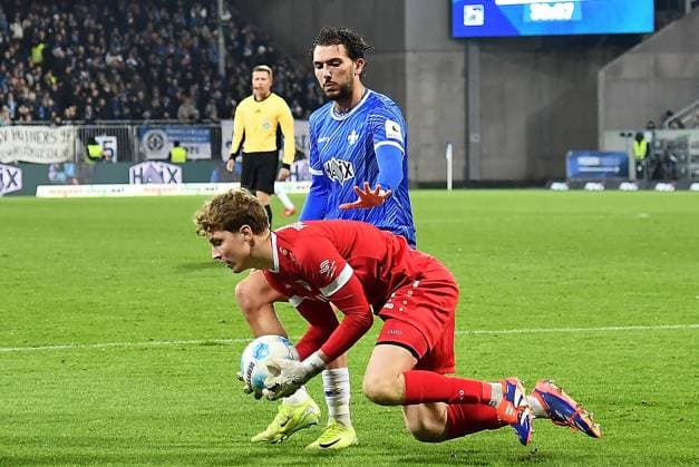30.11.2024, xhbx, Fussball 2.Bundesliga, SV Darmstadt 98 - Preussen Münster emspor, v.l. Johannes Schenk (Preußen Münster), Fraser Hornby (SV Darmstadt 98) (DFL DFB REGULATIONS PROHIBIT ANY USE OF PHOTOGRAPHS as IMAGE SEQUENCES and or QUASI-VIDEO) Darmstadt
