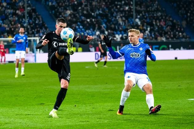 Yassine Bouchama (Preußen Muenster, 05) im Zweikampf mit Andreas Mueller (SV Darmstadt 98, 16), GER, SV Darmstadt 98 vs. Preußen Muenster, Fussball, 2. Bundesliga, 14. Spieltag, Saison 2024 2025, 30.11.2024. DFL REGULATIONS PROHIBIT ANY USE OF PHOTOGRAPHS as IMAGE SEQUENCES and or QUASI-VIDEO. GER, SV Darmstadt 98 vs. Preußen Muenster, Fussball, 2. Bundesliga, 14. Spieltag, Saison 2024 2025, 30.11.2024. Darmstadt