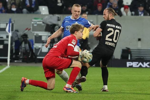 2024.11.30 xJFAx 2.Bundesliga SV Darmstadt 98 - Preußen Münster v.l., Torwart Johannes Schenk (Preußen Münster), Isac Alexi Sivert Lidberg (SV Darmstadt 98), Jorrit Hendrix (Preußen Münster) Zweikampf, Action, Aktion, Battles for the Ball (DFL DFB REGULATIONS PROHIBIT ANY USE OF PHOTOGRAPHS as IMAGE SEQUENCES and or QUASI-VIDEO)