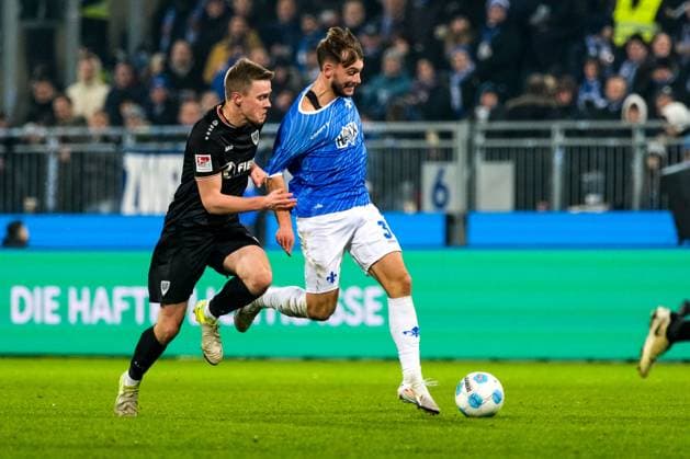 Jano ter Horst (Preußen Muenster, 27) im Zweikampf mit Killian Corredor(SV Darmstadt 98, 34) GER, SV Darmstadt 98 vs. Preußen Muenster, Fussball, 2. Bundesliga, 14. Spieltag, Saison 2024 2025, 30.11.2024. DFL REGULATIONS PROHIBIT ANY USE OF PHOTOGRAPHS as IMAGE SEQUENCES and or QUASI-VIDEO. GER, SV Darmstadt 98 vs. Preußen Muenster, Fussball, 2. Bundesliga, 14. Spieltag, Saison 2024 2025, 30.11.2024. Darmstadt