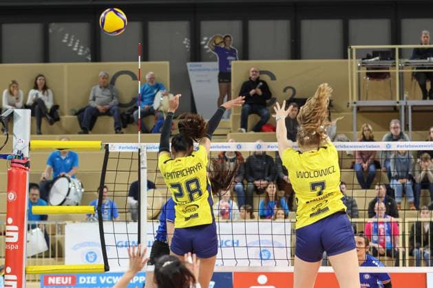 30.11.2024, xusrbx, Volleyball 1.Bundesliga Damen, VC Wiesbaden - SSC Palmberg Schwerin emspor, v.l. Pimpichaya Beem Kokeam (SSC Palmberg Schwerin, 28), Meg Wolowicz (SSC Palmberg Schwerin, 7), (DFL DFB REGULATIONS PROHIBIT ANY USE OF PHOTOGRAPHS as IMAGE SEQUENCES and or QUASI-VIDEO) Wiesbaden