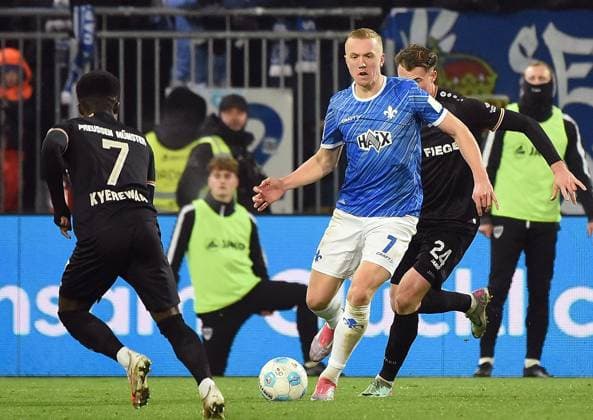 30.11.2024, xhbx, Fussball 2.Bundesliga, SV Darmstadt 98 - Preussen Münster emspor, v.l. Daniel Kyerewaa (Preußen Münster), Isac Lidberg (SV Darmstadt 98), Niko Koulis (Preußen Münster) (DFL DFB REGULATIONS PROHIBIT ANY USE OF PHOTOGRAPHS as IMAGE SEQUENCES and or QUASI-VIDEO) Darmstadt