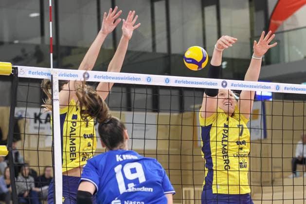 30.11.2024, xusrbx, Volleyball 1.Bundesliga Damen, VC Wiesbaden - SSC Palmberg Schwerin emspor, v.l.Karla Antunovic (SSC Palmberg Schwerin, 1), , Greta Kiss (VC Wiesbaden, 19), Meg Wolowicz (SSC Palmberg Schwerin, 7), (DFL DFB REGULATIONS PROHIBIT ANY USE OF PHOTOGRAPHS as IMAGE SEQUENCES and or QUASI-VIDEO) Wiesbaden