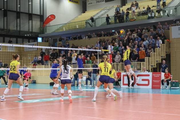 30.11.2024, xusrbx, Volleyball 1.Bundesliga Damen, VC Wiesbaden - SSC Palmberg Schwerin emspor, v.l. die Spielerinnen beider Mannschaften, Zuschauer, (DFL DFB REGULATIONS PROHIBIT ANY USE OF PHOTOGRAPHS as IMAGE SEQUENCES and or QUASI-VIDEO) Wiesbaden