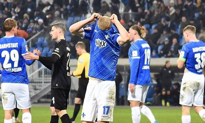 30.11.2024, xhbx, Fussball 2.Bundesliga, SV Darmstadt 98 - Preussen Münster emspor, v.l. Kai Klefisch (SV Darmstadt 98) enttaeuscht, enttaeuscht schauend, dissapointed, Spieler, Mannschaft von SV Darmstadt 98 nach Abpfiff (DFL DFB REGULATIONS PROHIBIT ANY USE OF PHOTOGRAPHS as IMAGE SEQUENCES and or QUASI-VIDEO) Darmstadt