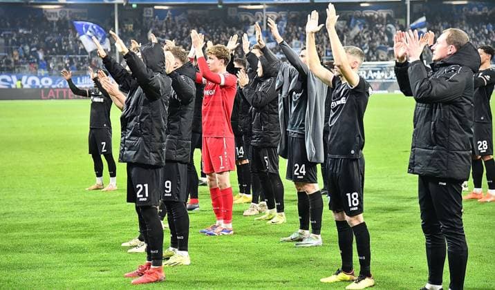 30.11.2024, xhbx, Fussball 2.Bundesliga, SV Darmstadt 98 - Preussen Münster emspor, v.l. Spieler, Mannschaft von Preußen Münster) nach Abpfiff bei den Fans (DFL DFB REGULATIONS PROHIBIT ANY USE OF PHOTOGRAPHS as IMAGE SEQUENCES and or QUASI-VIDEO) Darmstadt