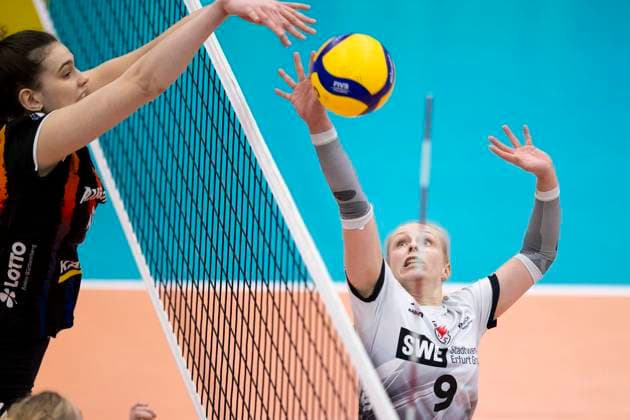 1. Volleyball Bundesliga Frauen: Schwarz-Weiss Erfurt vs. Allianz MTV Stuttgart; Erfurt; 30.11.2024 Lucia Varela ( 12; Allianz MTV Stuttgart) gegen Antonia Greskamp ( 9; Schwarz-Weiss Erfurt) 1. Volleyball Bundesliga Frauen: Schwarz-Weiss Erfurt vs. Allianz MTV Stuttgart; Riethsporthalle Erfurt; 30.11.2024 Copyright: xBEAUTIFULxSPORTS Duehringx