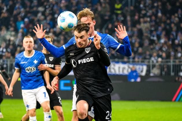 Lukas Frenkert (Preußen Muenster, 29) im Zweikampf mit Oscar Vilhelmsson (SV Darmstadt 98, 29), GER, SV Darmstadt 98 vs. Preußen Muenster, Fussball, 2. Bundesliga, 14. Spieltag, Saison 2024 2025, 30.11.2024. DFL REGULATIONS PROHIBIT ANY USE OF PHOTOGRAPHS as IMAGE SEQUENCES and or QUASI-VIDEO. GER, SV Darmstadt 98 vs. Preußen Muenster, Fussball, 2. Bundesliga, 14. Spieltag, Saison 2024 2025, 30.11.2024. Darmstadt