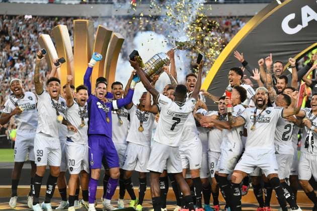 Bilder des Jahres 2024, Sport 11 November Sport Themen der Woche KW48 Sport Bilder des Tages Futbol, Atletico Mineiro vs Botafogo. Final Copa Libertadores 2024. El equipo de Botafogo celebra ganar la final de la copa libertadores disputada contra Atletico Mineiro en el estadio Monumental en Buenos Aires, Argentina. 30 11 2024 Fotobaires Photosport Football, Atletico Mineiro vs Botafogo. 2024 Copa Libertadores final Atletico MineiroÂ s team celebrate wining the copa libertadores final against Atletico Mineiro at the Estadio Monumental in Buenos Aires, Argentina. 30 11 2024 Fotobaires Photosport Atletico Mineiro vs Botafogo, Copa Libertadores 2024 
