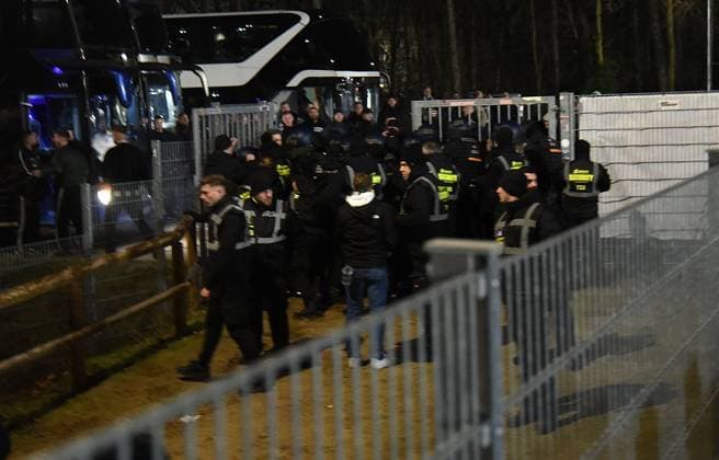 30.11.2024, xhbx, Fussball 2.Bundesliga, SV Darmstadt 98 - Preussen Münster emspor, v.l. Auseinandersetzung nach dem Spiel auf dem Gästeparkplatz (DFL DFB REGULATIONS PROHIBIT ANY USE OF PHOTOGRAPHS as IMAGE SEQUENCES and or QUASI-VIDEO) Darmstadt