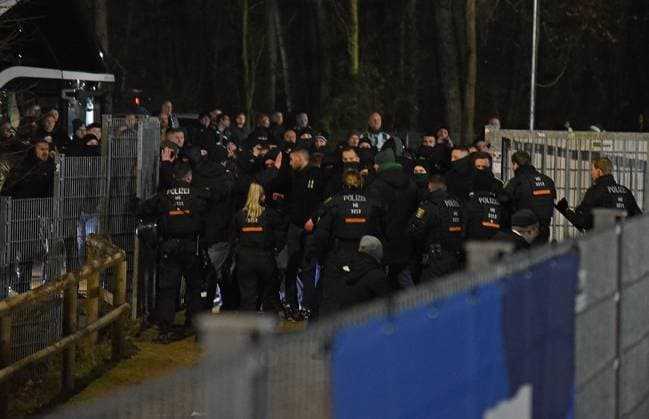 30.11.2024, xhbx, Fussball 2.Bundesliga, SV Darmstadt 98 - Preussen Münster emspor, v.l. Auseinandersetzung nach dem Spiel auf dem Gästeparkplatz (DFL DFB REGULATIONS PROHIBIT ANY USE OF PHOTOGRAPHS as IMAGE SEQUENCES and or QUASI-VIDEO) Darmstadt