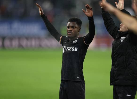 30.11.2024, xdcx, Fussball 2. Bundesliga, SV Darmstadt 98 - SC Preußen Münster, emonline, emspor, despor, v.l., Daniel Kyerewaa (SC Preußen Münster) bei den Fans DFL DFB REGULATIONS PROHIBIT ANY USE OF PHOTOGRAPHS AS IMAGE SEQUENCES AND OR QUASI-VIDEO.
