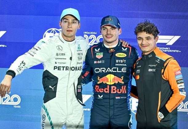 Formel 1, GP Katar in Losail, Qualifying Formula One Qatar Grand Prix - Qualifying Race Netherlands Formula One driver Max Verstappen of Red Bull Racing (C),The British Formula One driver George Russell of Mercedes (L), and The British Formula One driver Lando Norris of McLaren (R) pose after the Qualifying for the F1 Grand Prix of Qatar at Lusail International Circuit in Lusail, Qatar, on November 30, 2024 DOHA Qatar Copyright: xNOUSHADx