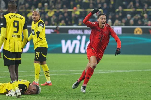 1. Bundesliga - Borussia Dortmund - FC Bayern München am 30.11.2024 im Signal Iduna Park in Dortmund Jubel, Torjubel, Torschuetze, Torschütze Jamal Musiala (Muenchen 42) jubelt nach seinem Tor zum 1 zu 1, Niklas Süle Suele (Dortmund 25) liegt verletzt auf dem Rasen