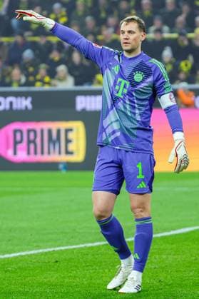 1. Bundesliga - Borussia Dortmund - FC Bayern München am 30.11.2024 im Signal Iduna Park in Dortmund Torwart Manuel Neuer (Muenchen 1) gestikuliert
