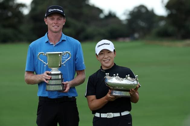 Bilder des Jahres 2024, Sport 12 Dezember Sport Themen der Woche KW48 Sport Bilder des Tages GOLF AUSTRALIAN OPEN, L-R Ryggs Johnston and Jiyai Shin pose for their photo with their winners trophy at the conclusion of day four of the ISPS HANDA Australian Open at Kingston Heath Golf Club in Melbourne, Sunday, December 1, 2024. ( NO ARCHIVING, EDITORIAL USE ONLY, NO USE IN BOOKS WITHOUT CONSENT MELBOURNE VICTORIA AUSTRALIA  Copyright: xCONxCHRONISx 20241201133526133899