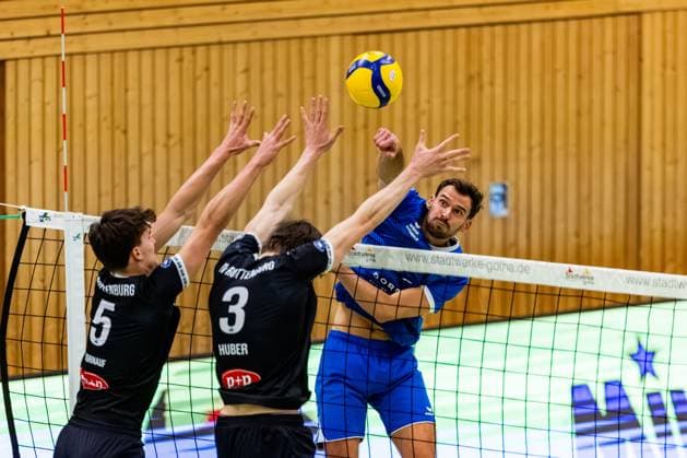 30.11.2024, GER, Volleyball, 2.BL Maenner Sued, Saison 2024 2025, Blue Volleys Gotha - TV 1861 Rottenburg Dominik Duchac (Blue Volleys Gotha) David Dornauf (TV 1861 Rottenburg) Jan Huber (TV 1861 Rottenburg) 99867 Gotha Sporthalle Sportanlage Ernesti Thüringen Deutschland