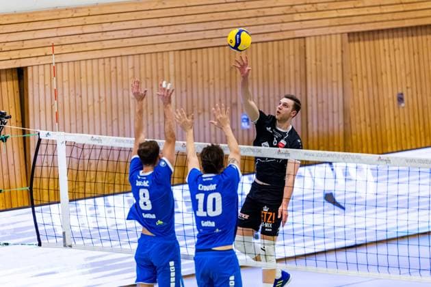 30.11.2024, GER, Volleyball, 2.BL Maenner Sued, Saison 2024 2025, Blue Volleys Gotha - TV 1861 Rottenburg Maik Trautmann (TV 1861 Rottenburg) Dominik Duchac (Blue Volleys Gotha) Maximum Crowder (Blue Volleys Gotha) 99867 Gotha Sporthalle Sportanlage Ernesti Thüringen Deutschland