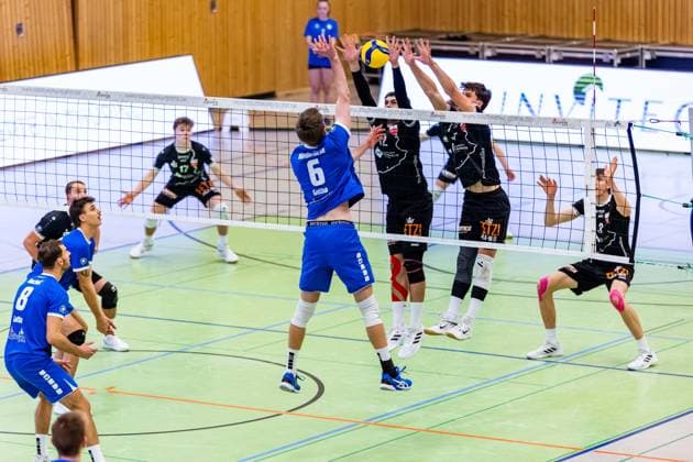 30.11.2024, GER, Volleyball, 2.BL Maenner Sued, Saison 2024 2025, Blue Volleys Gotha - TV 1861 Rottenburg Erik Niederluecke (Blue Volleys Gotha) Yannick Menke (TV 1861 Rottenburg) David Dornauf (TV 1861 Rottenburg) 99867 Gotha Sporthalle Sportanlage Ernesti Thüringen Deutschland