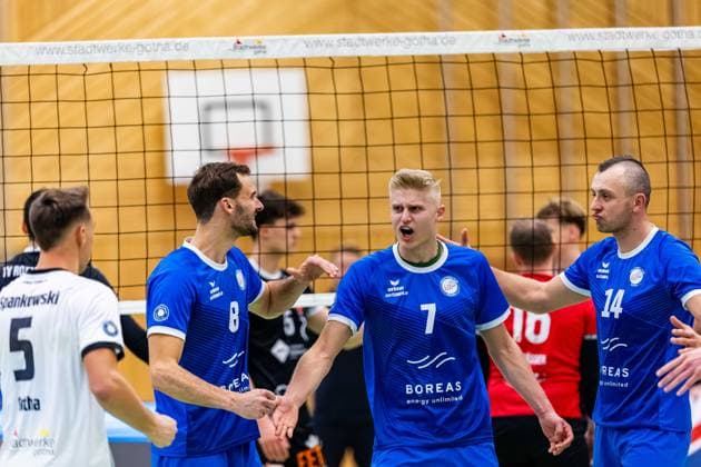 30.11.2024, GER, Volleyball, 2.BL Maenner Sued, Saison 2024 2025, Blue Volleys Gotha - TV 1861 Rottenburg Hannes Krochmann (Blue Volleys Gotha) beim jubel gemeinsam mit Dominik Duchac (Blue Volleys Gotha) und Tomasz Gorski (Blue Volleys Gotha) 99867 Gotha Sporthalle Sportanlage Ernesti Thüringen Deutschland