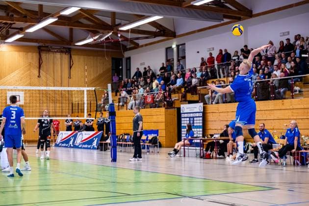 30.11.2024, GER, Volleyball, 2.BL Maenner Sued, Saison 2024 2025, Blue Volleys Gotha - TV 1861 Rottenburg Hannes Krochmann (Blue Volleys Gotha) beim Aufschlag 99867 Gotha Sporthalle Sportanlage Ernesti Thüringen Deutschland