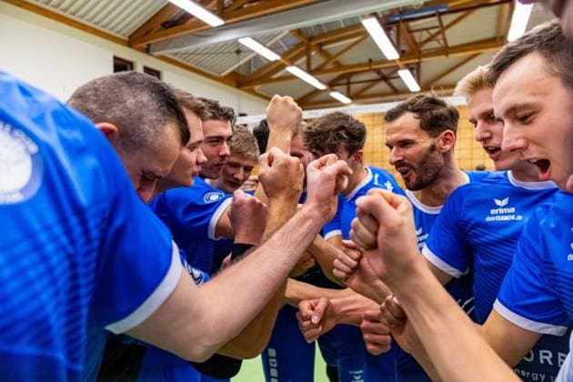 30.11.2024, GER, Volleyball, 2.BL Maenner Sued, Saison 2024 2025, Blue Volleys Gotha - TV 1861 Rottenburg grosser Jubel bei der Mannschaft der Blue Volleys Gotha, die Blue Volleys Gotha gewinnen in 3 Sätzen gegen die TV 1861 Rottenburg 99867 Gotha Sporthalle Sportanlage Ernesti Thüringen Deutschland