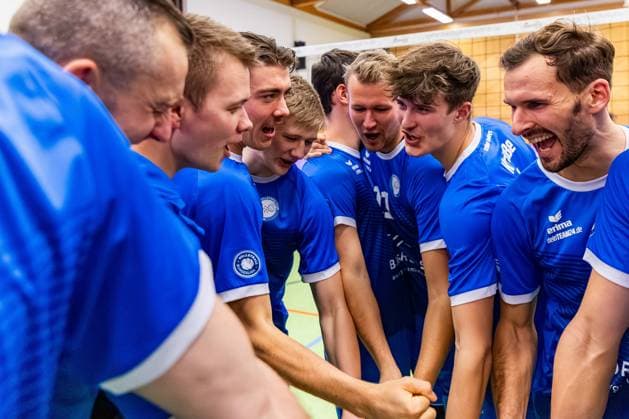 30.11.2024, GER, Volleyball, 2.BL Maenner Sued, Saison 2024 2025, Blue Volleys Gotha - TV 1861 Rottenburg grosser Jubel bei der Mannschaft der Blue Volleys Gotha, die Blue Volleys Gotha gewinnen in 3 Sätzen gegen die TV 1861 Rottenburg 99867 Gotha Sporthalle Sportanlage Ernesti Thüringen Deutschland